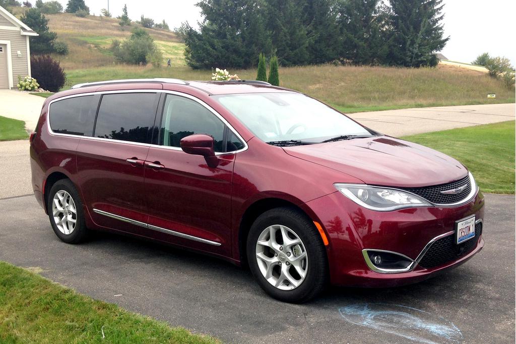 chrysler-pacifica-2017-exterior.jpg