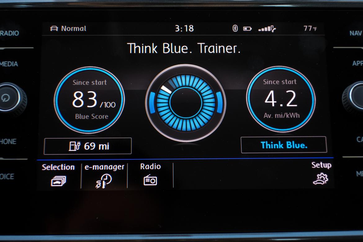 17Volkswagen_e-Golf_BW_18.jpg