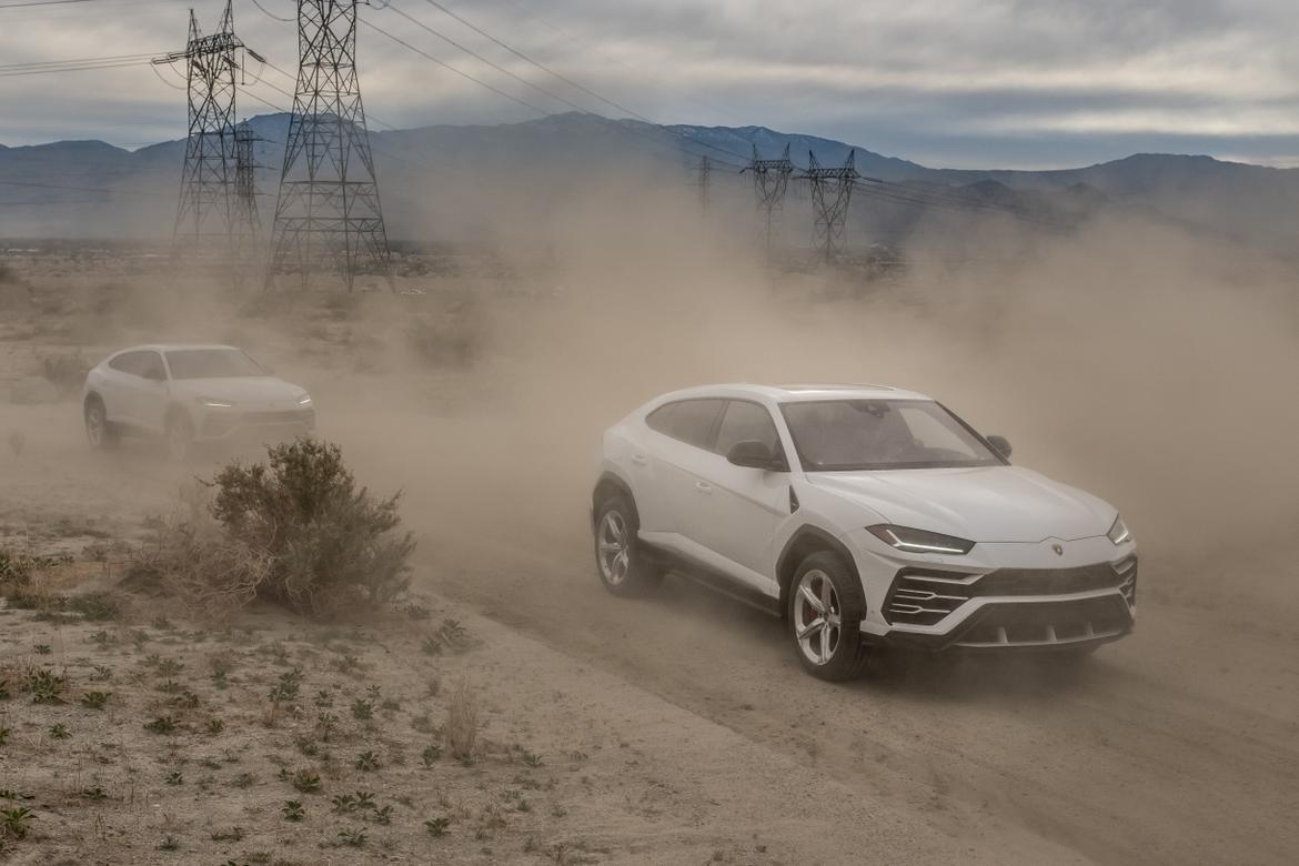 01-lamborghini-urus-2019-angle--dynamic--exterior--front--off-ro