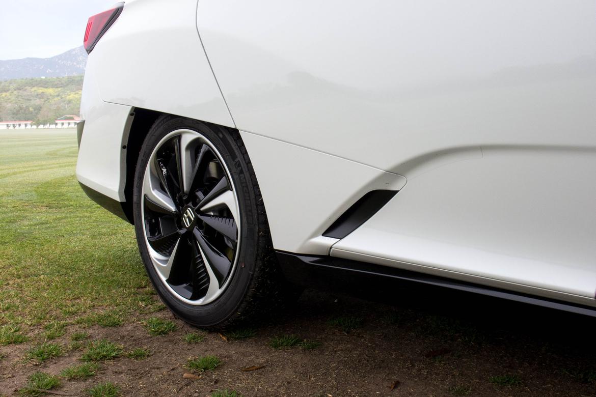 17Honda_ClarityFuelCell_JW_03.jpg