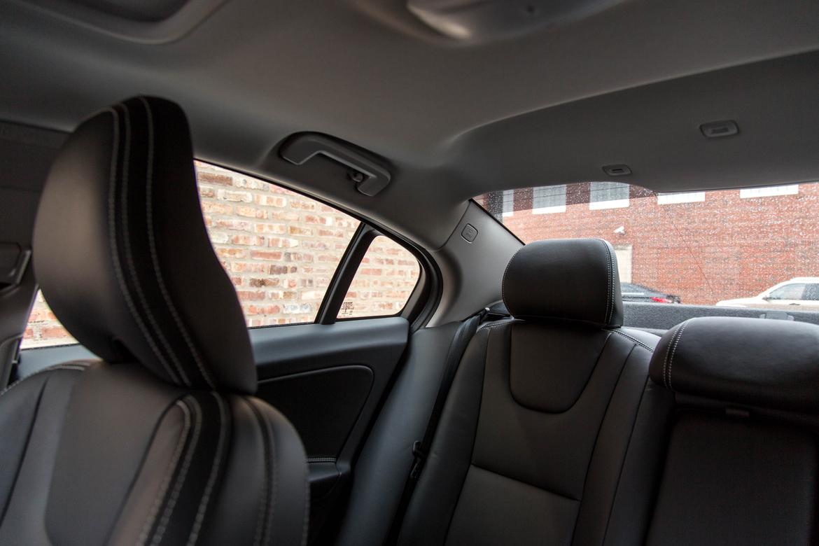 17Volvo_S60_Headrest-Button_AC_02.jpg