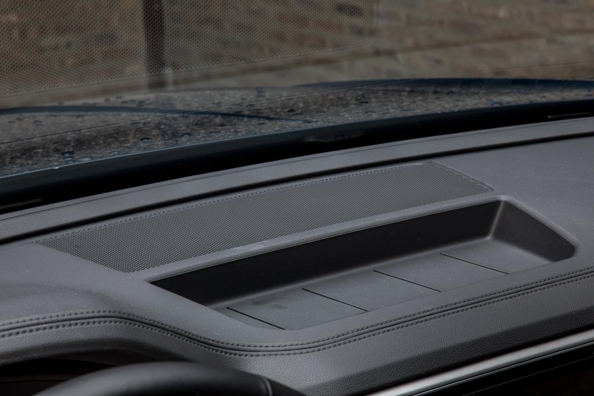 03-volkswagen-atlas-2018-fender-stereo-audio-system--dashboard--