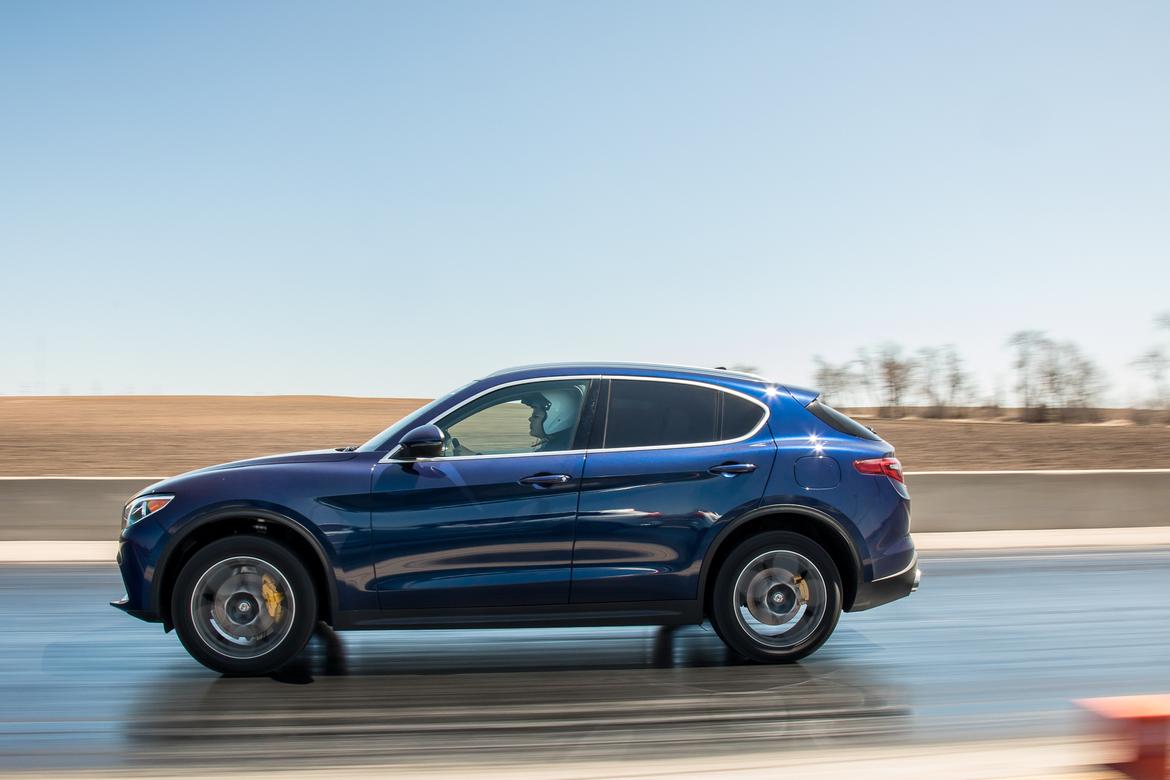 01-alfa-romeo-stelvio-2018-blue--dynamic--exterior--profile--tra