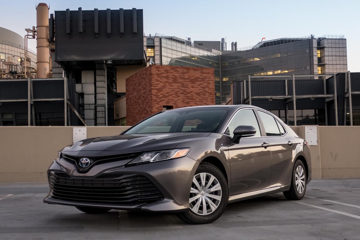 02-toyota_camry_hybrid_2018-angle-exterior-front.jpg