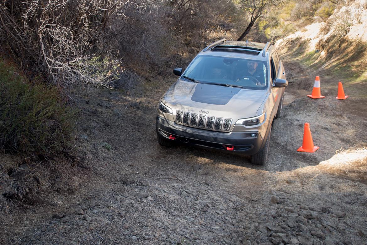 04-jeep-cherokee-2019-exterior-front-off-road.jpg