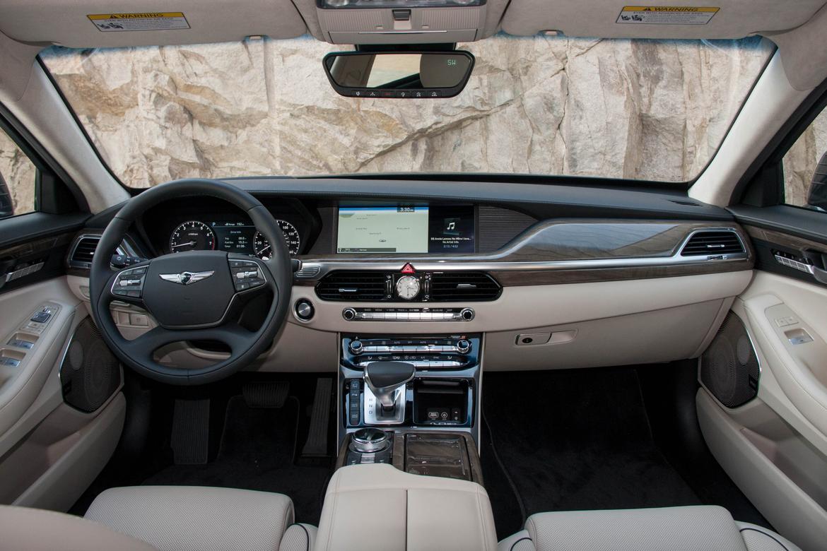 17Genesis_G90_FD_BW_10.jpg
