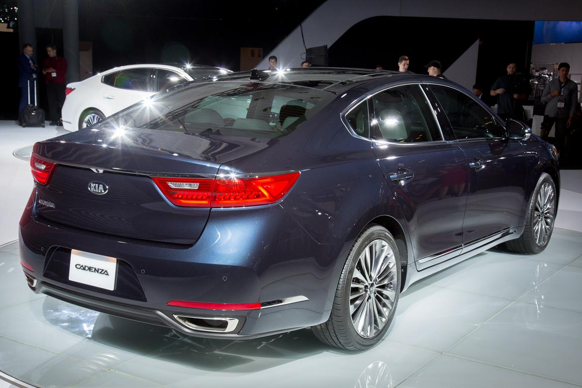 17Kia_Cadenza_AS_ES_10.jpg