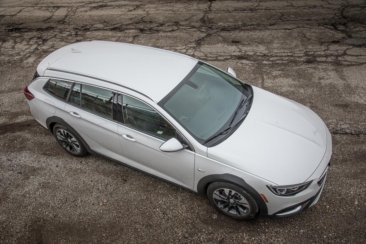 06-buick-regal-tour-x-2018-angle--exterior--front--white.jpg