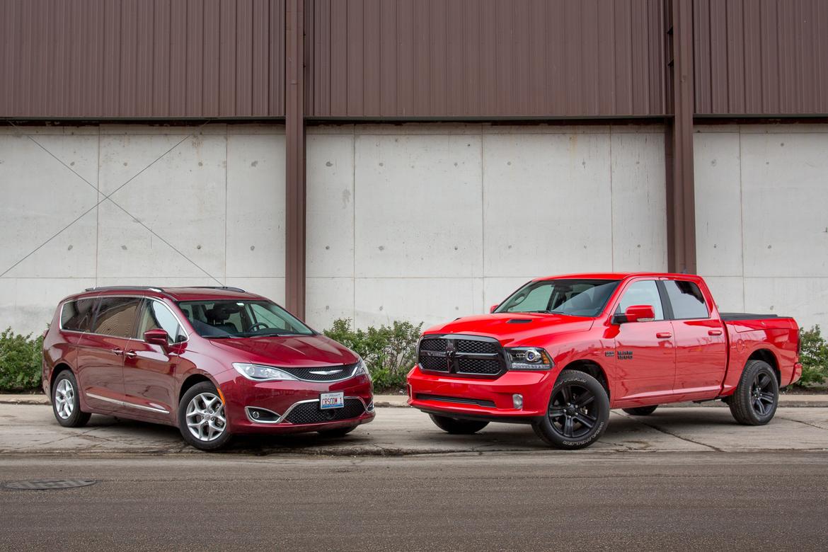 17Chrysler_Pacifica_vs_17RAM_1500_ES_02.jpg
