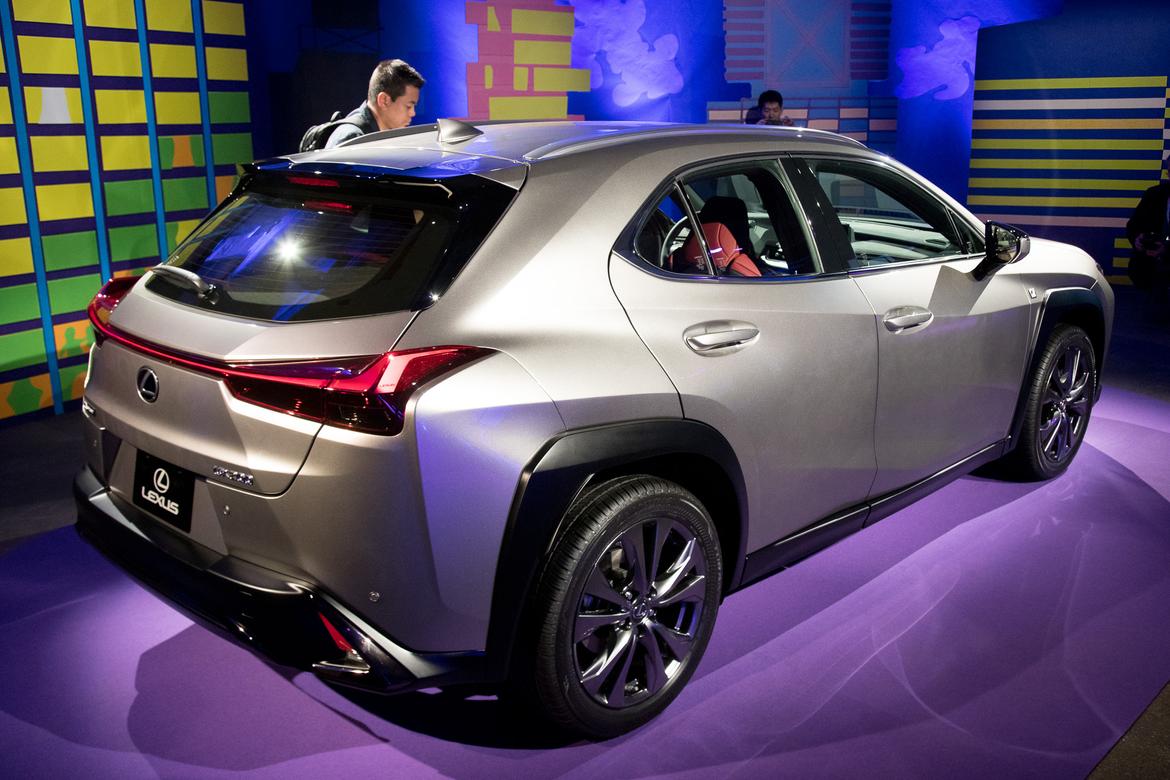 03-lexus-ux-2019-cl.jpg