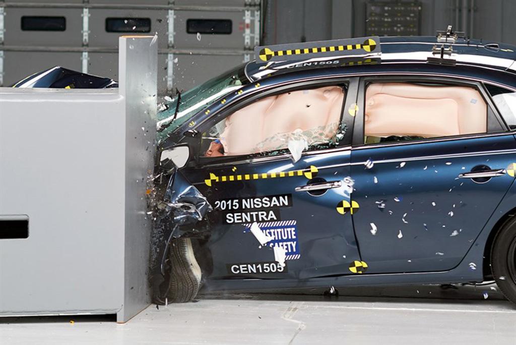 2016-nissan-sentra-iihs.jpg