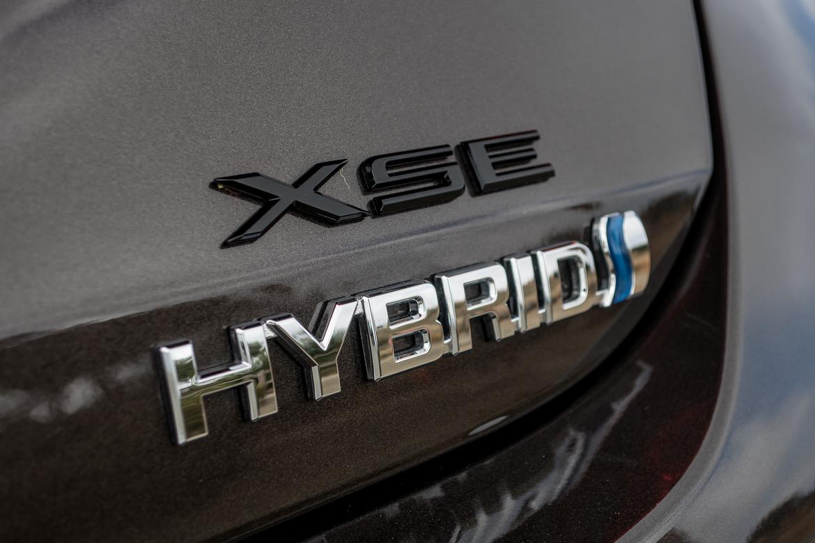 04-toyota-avalon-xse-hybrid-2019-badge--black--exterior--rear.jp