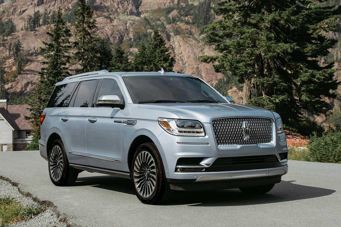 01-<a href=https://www.sharperedgeengines.com/used-lincoln-engines>lincoln</a>-navigator-2018-angle--exterior--front--mountains--sil