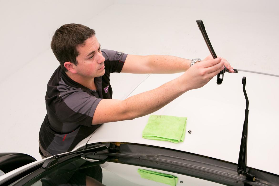 131031_WiperBladeInstall_ES_wiper_lead.jpg