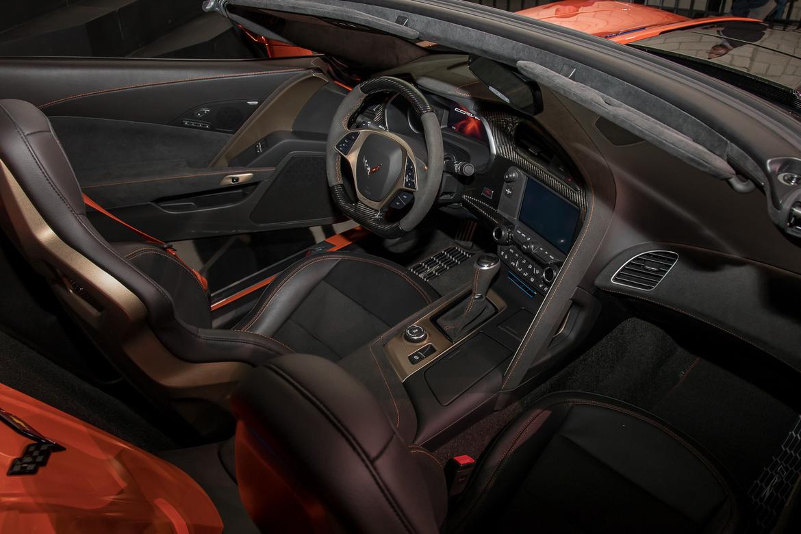 14-chevrolet-corvette-zr1-2019-17LAAS--front-row--interior.jpg