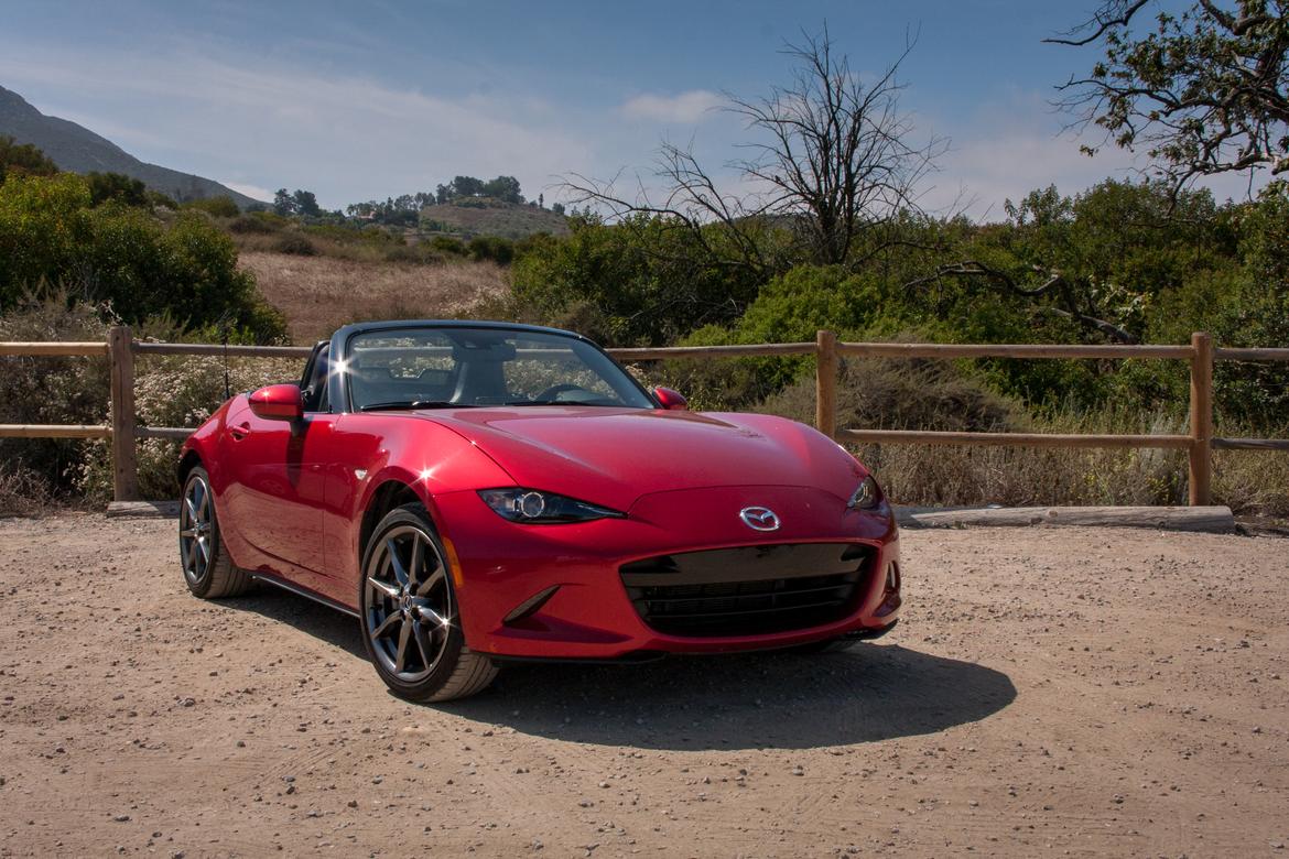 17Fiat-124-Spider_vs_Mazda-Miata_FD_BW_08.jpg