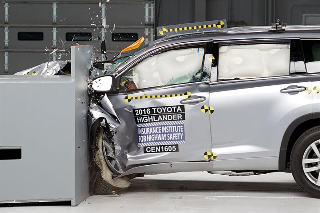 2017 Toyota Highlander Earns Top Safety Rating News Cars 17 Toyota Highlander Crash Test Jpg