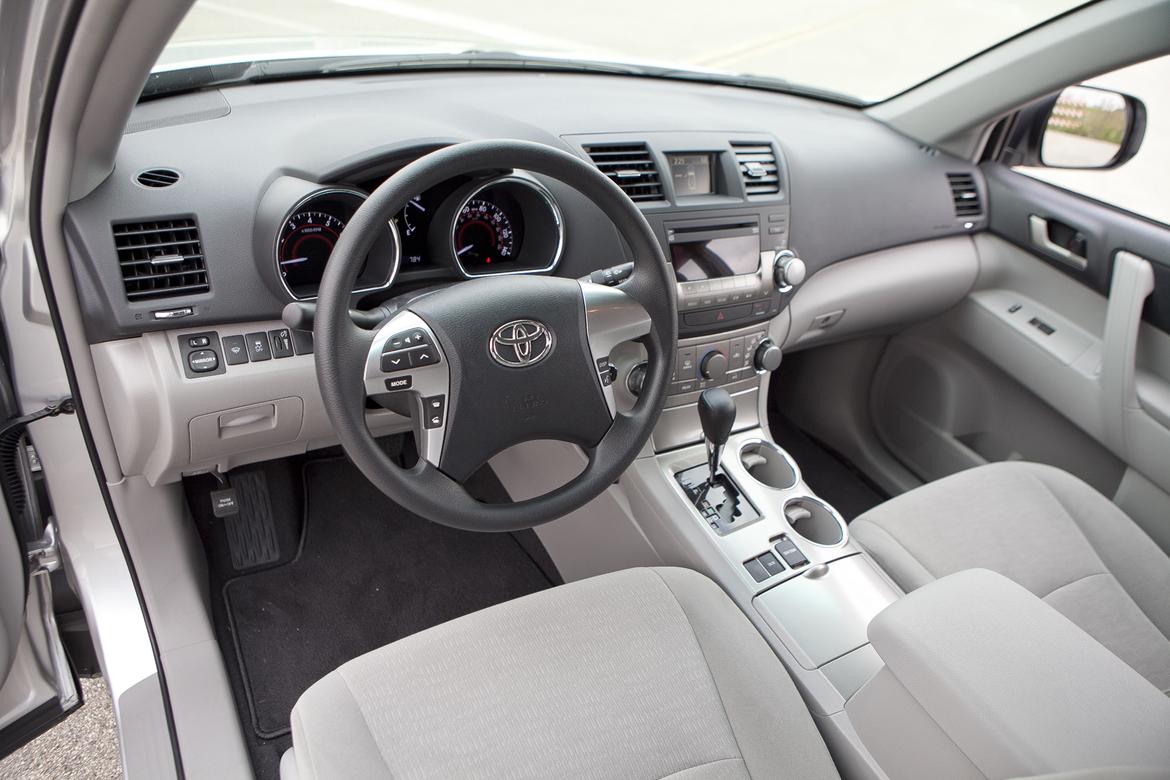 11_<a href=https://www.sharperedgeengines.com/used-toyota-engines>toyota</a>_highlander_steering_wheel.jpg