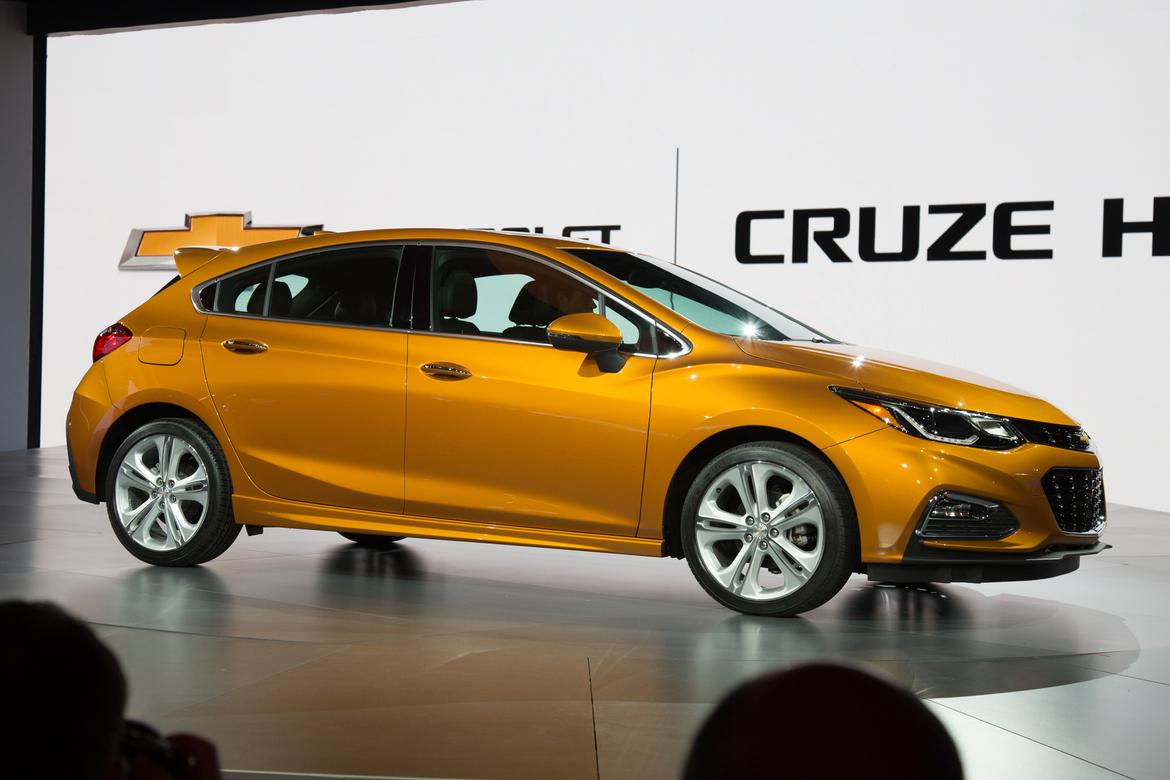 17Chevrolet_Cruze-Hatchback_AS_AC_01.jpg