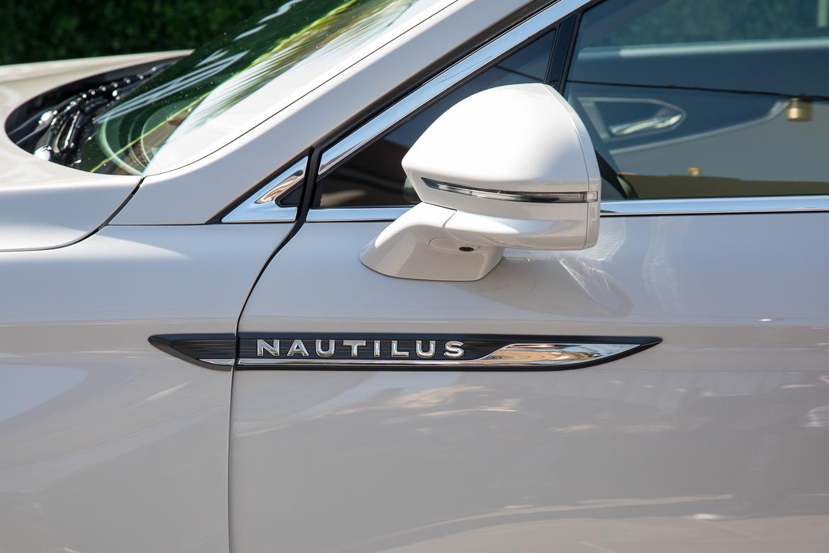 07-lincoln-nautilus-2019-autoshow-badge-exterior-suv-white.jpg