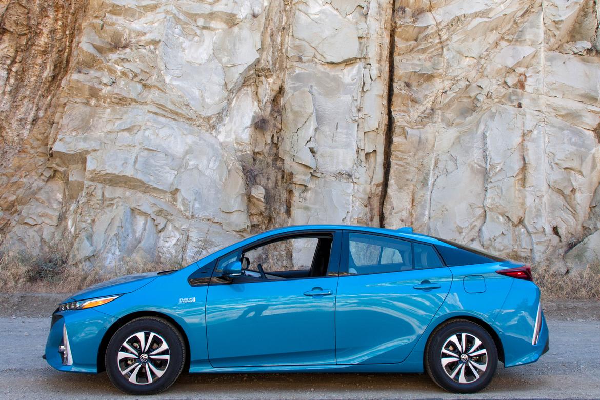 17Toyota_Prius-Prime_BW_05.jpg
