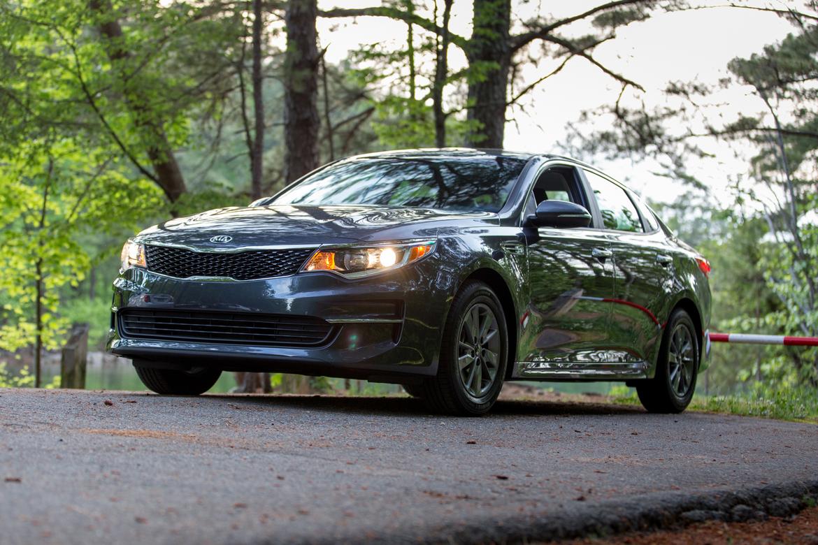16Kia_Optima_SO_AC_01.jpg
