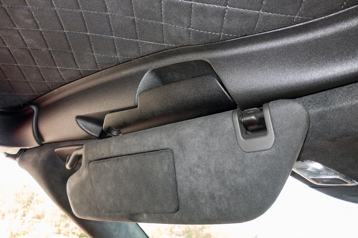 09-chevrolet-corvette-targa-roof-2018-interior.jpg