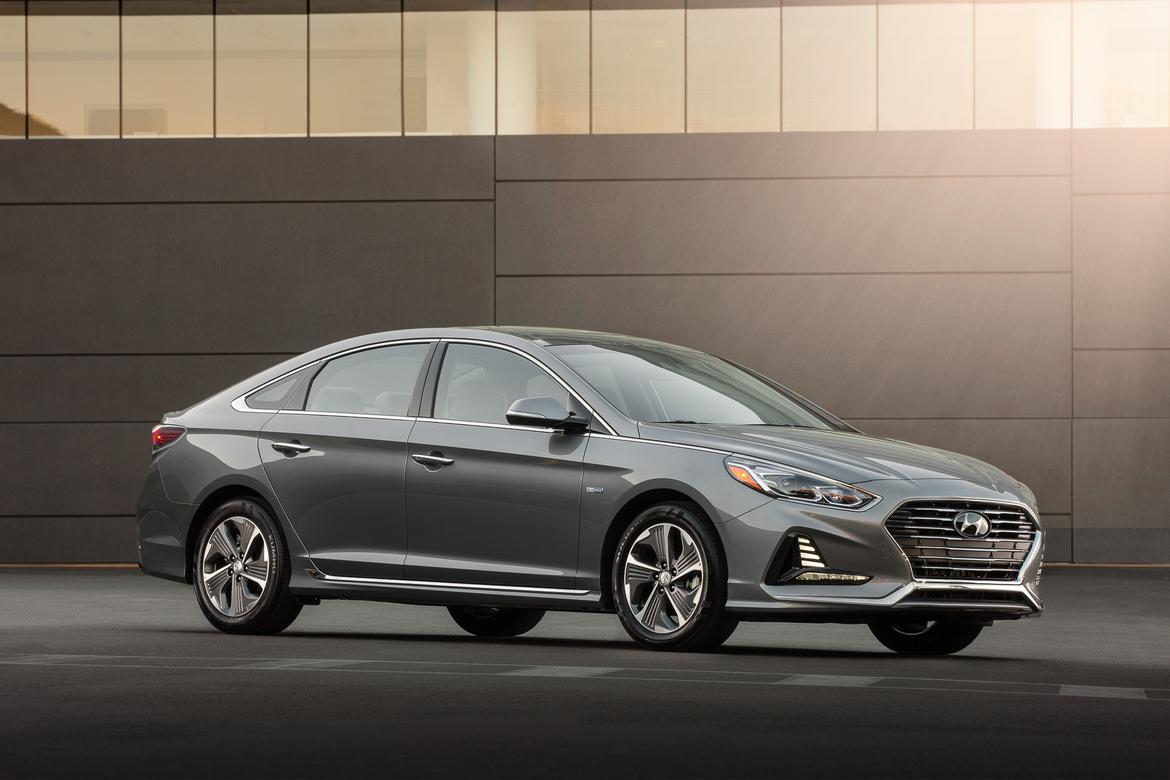 02-hyundai-sonata-2018-hybrid-angle--exterior--front--grey--urba