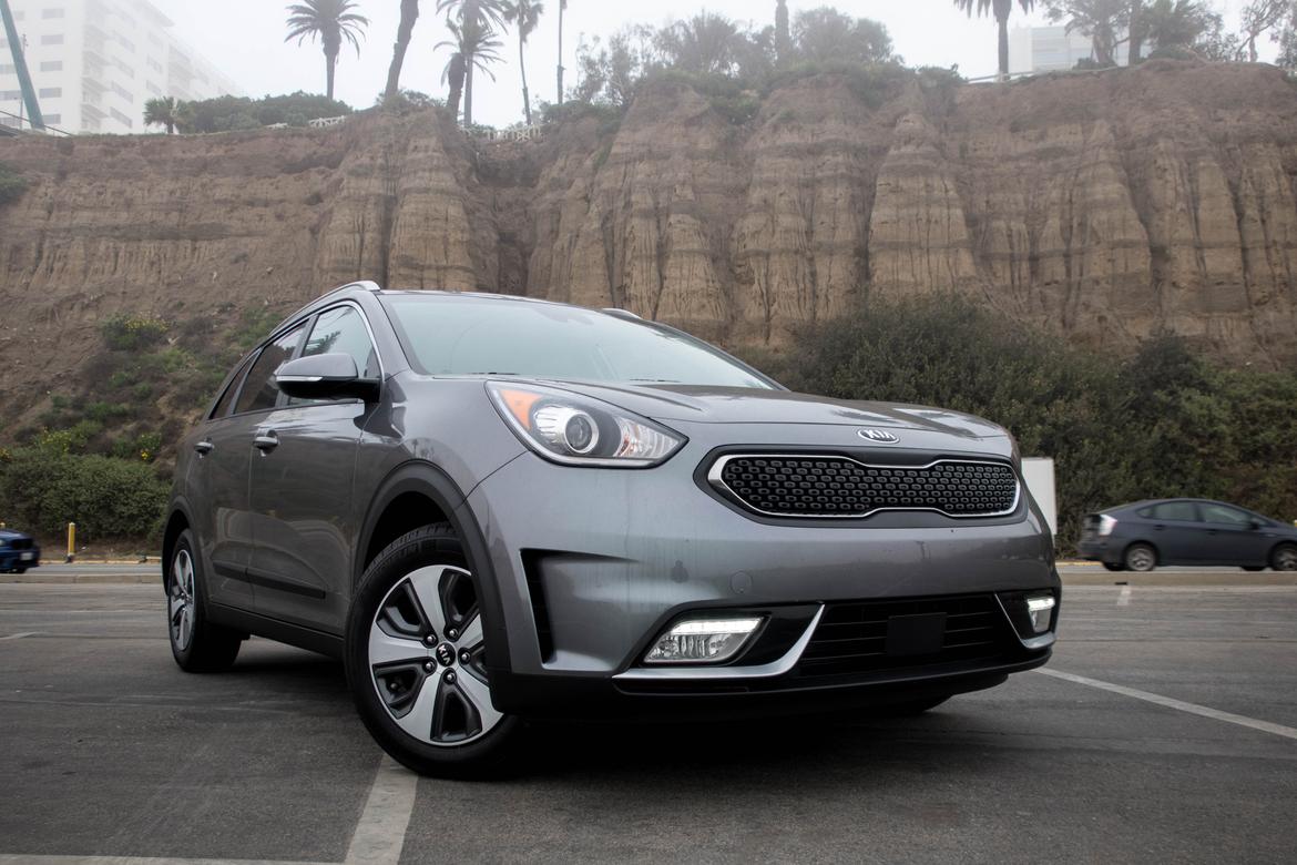 17Kia_Niro_Fuel-Econ_BW_01.jpg