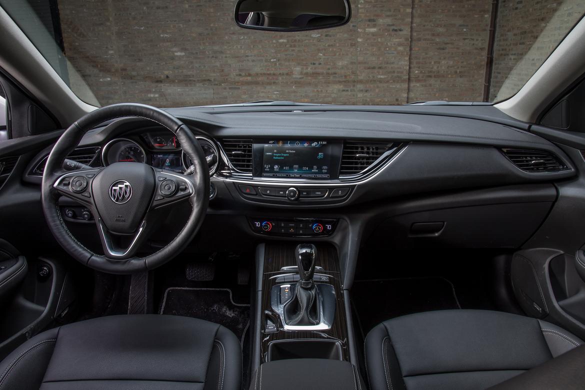 11-buick-regal-tour-x-2018-front-row--interior--wide.jpg