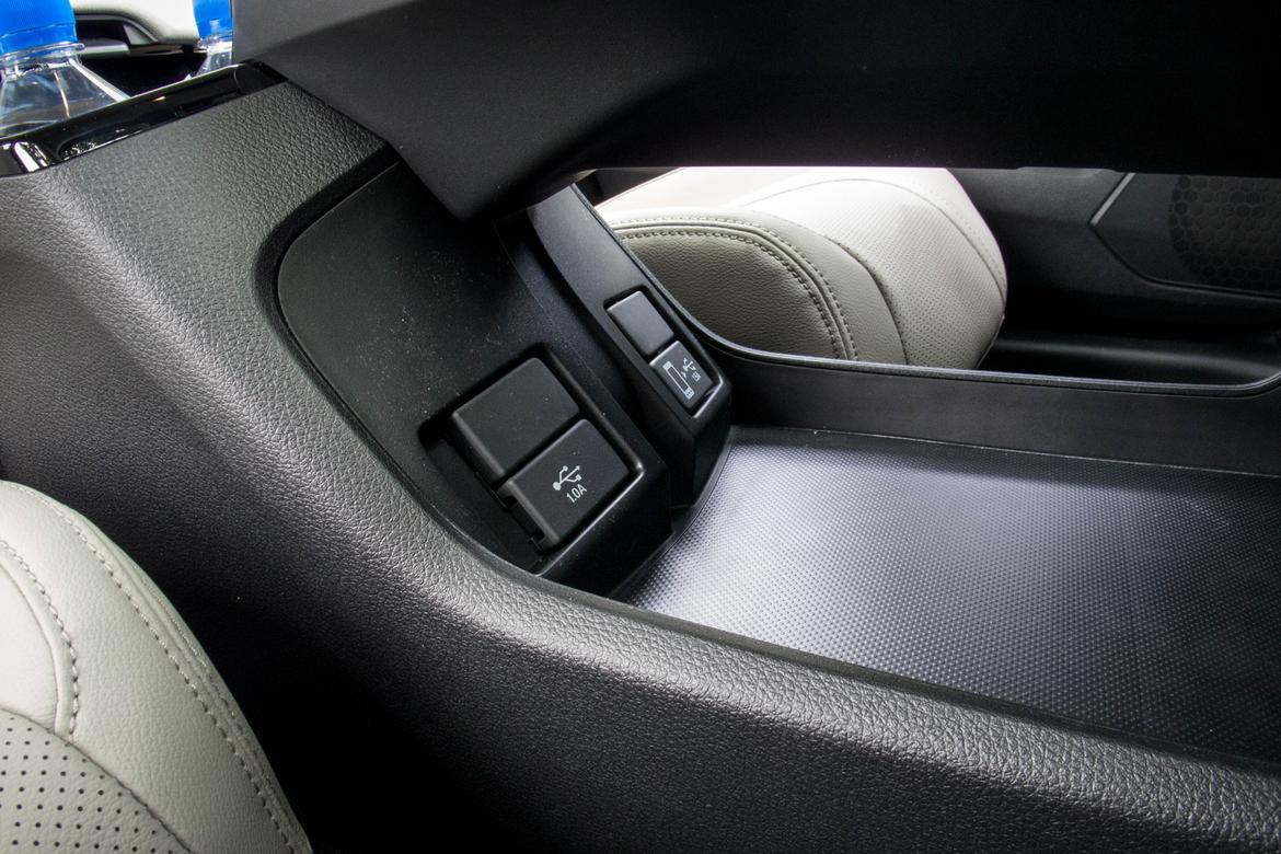 17Honda_ClarityFuelCell_JW_05.jpg