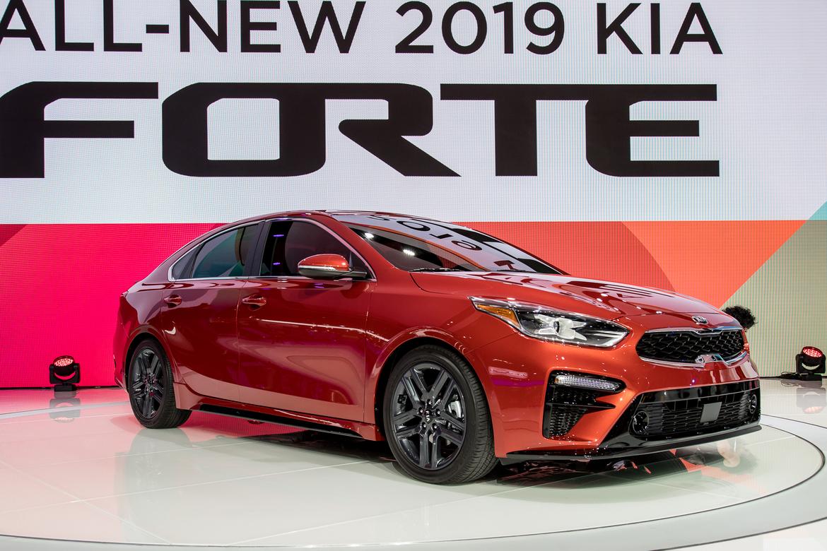 01-kia-forte-2019-angle-autoshow-exterior-front-orange.jpg