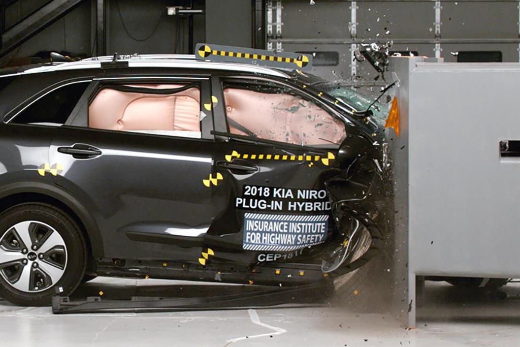 18_<a href=https://www.autopartmax.com/used-kia-engines>kia</a>_niro_crash_test.jpg