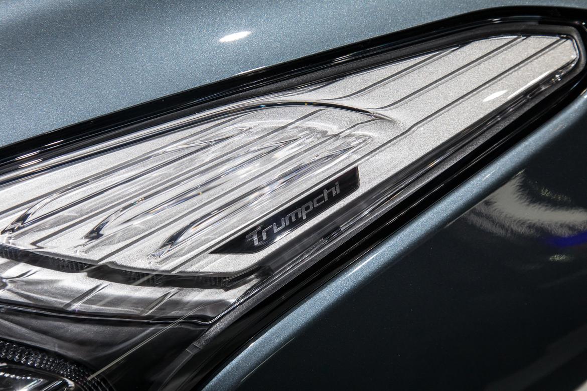 02-naias-2018-autoshow-badge-headlights.jpg