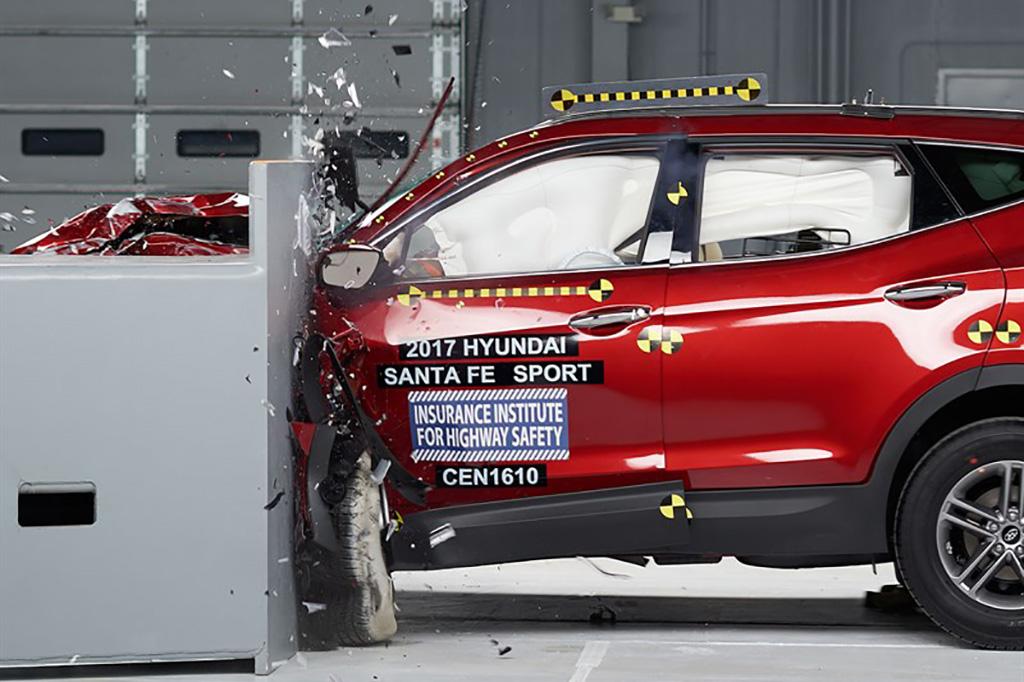 17_Hyundai_Santa_Fe_Sport_IIHS.jpg