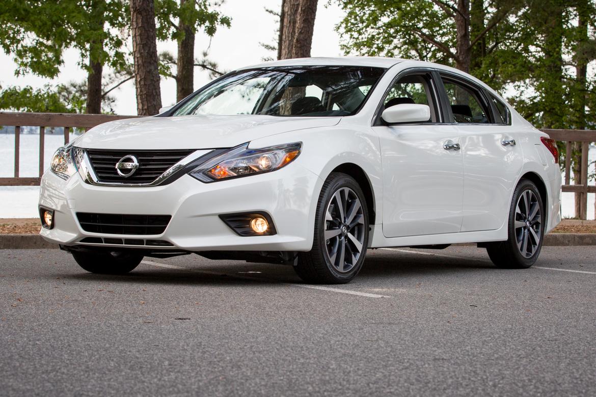 16Nissan_Altima_SO_AC_02.jpg