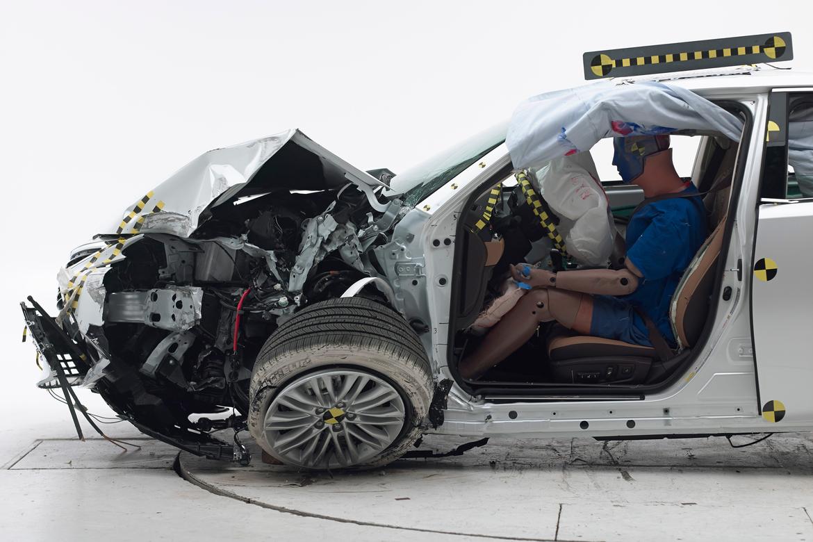 16_Lexus_ES350_IIHS.jpg