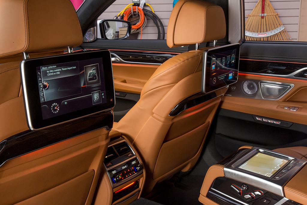 16BMW_750i_ES_53.jpg