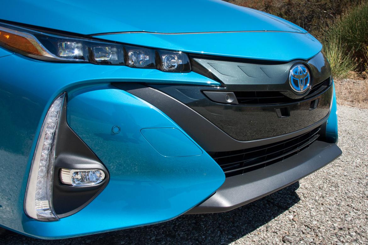 17Toyota_Prius-Prime_BW_08.jpg