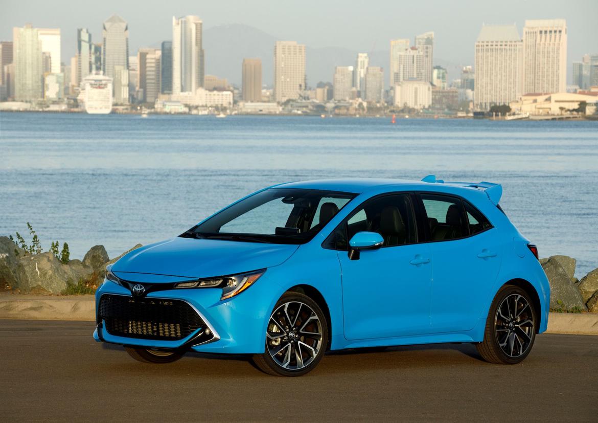 02-<a href=https://www.sharperedgeengines.com/used-toyota-engines>toyota</a>-corolla-hatchback-2019-angle--blue--exterior--front-mf