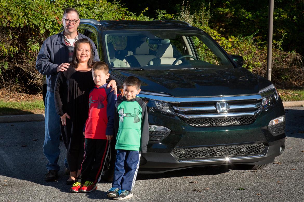 16_Honda_Pilot_FamilyPortrait_Pilot_ES.jpg