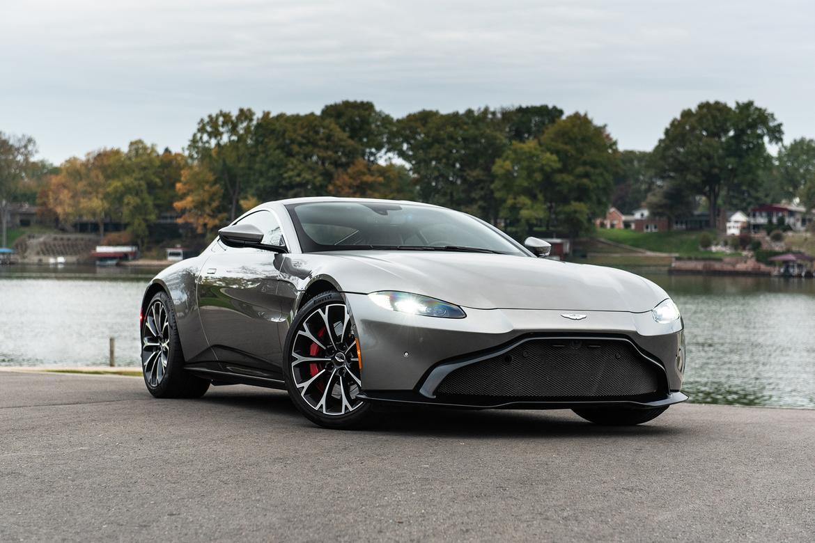 03-aston-martin-vantage-2018-angle--autumn--exterior--front--sil