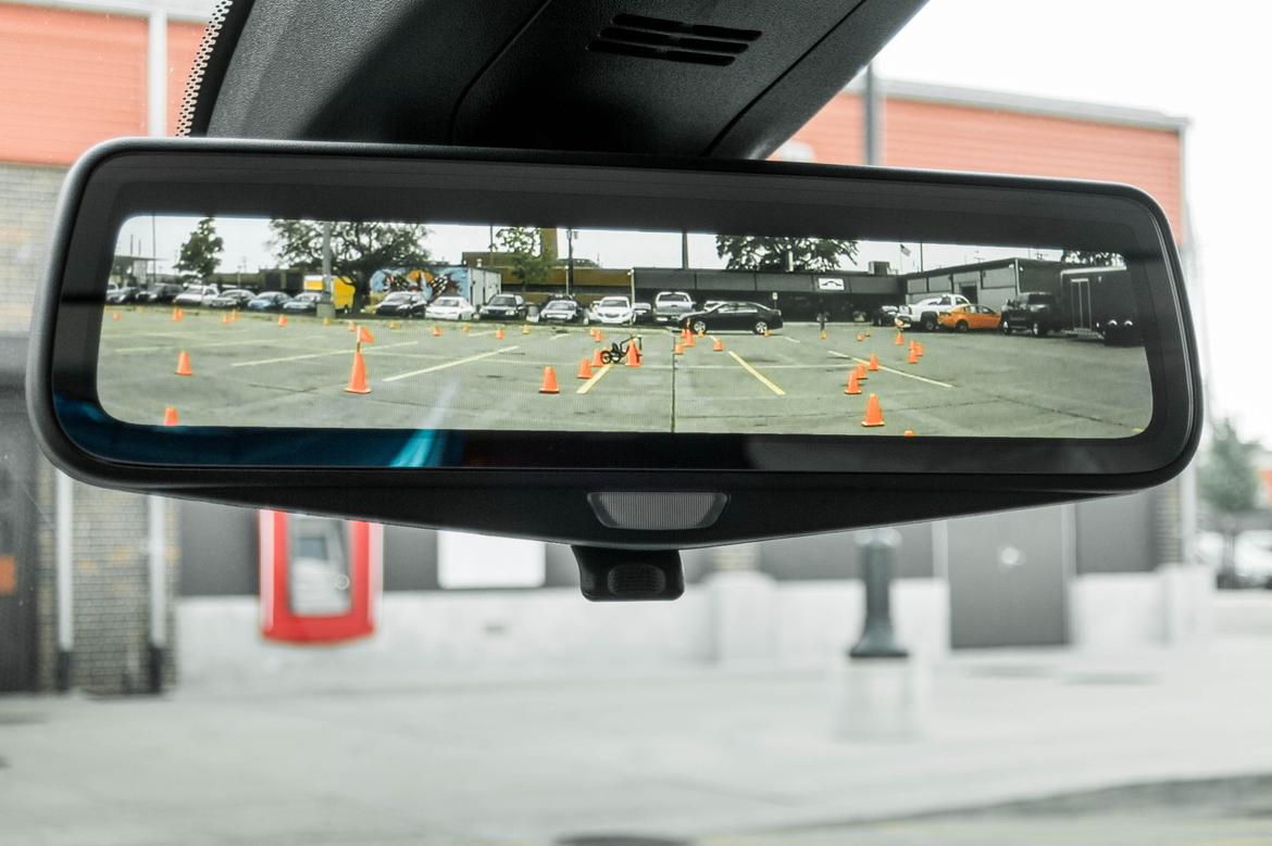 unobstructed image of rearview mirror in a 2018 chevrolet traverse