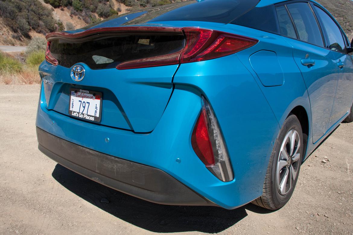 17Toyota_Prius-Prime_BW_07.jpg