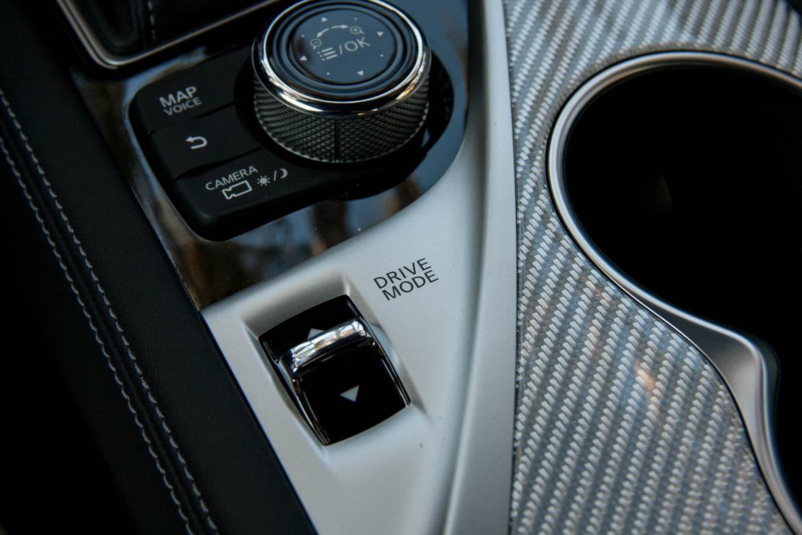 17Infiniti_Q60_FD_BW_14.jpg