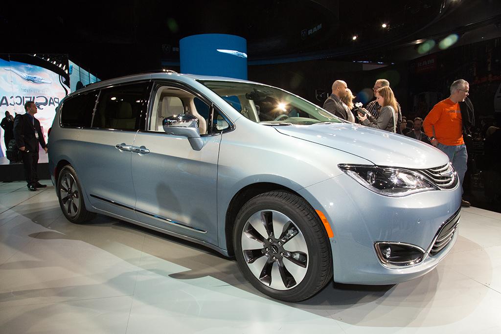 Features That Make The 2017 Chrysler Pacifica A Family Car Features That Make The 2017 Chrysler Pacifica A Family Car Changer News Cars