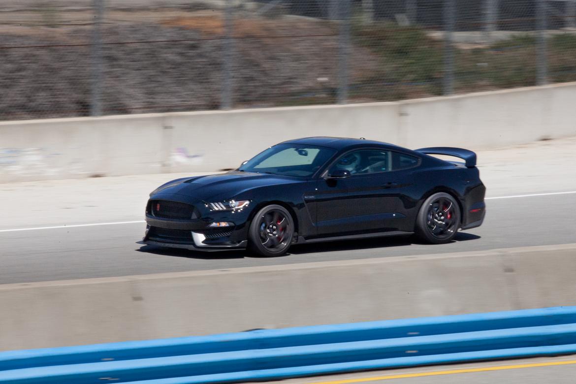 16Ford_Mustang_GT350_JB_03.jpg