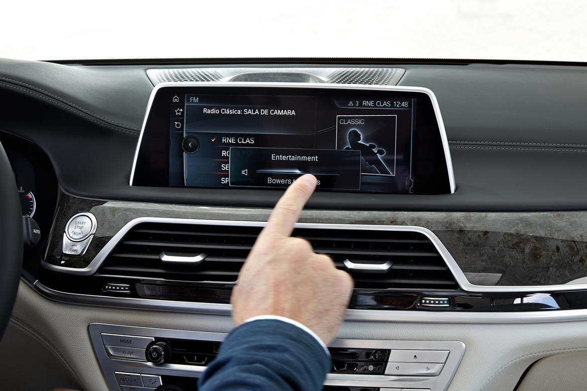 16BMW_7-Series_Gesture-Control_CM-OEM_04.jpg