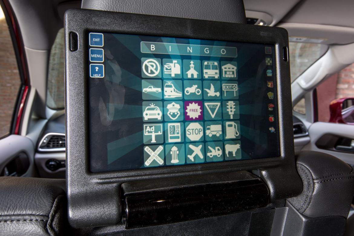 17Chrysler_Pacifica_CARSCOM_AC_44.jpg