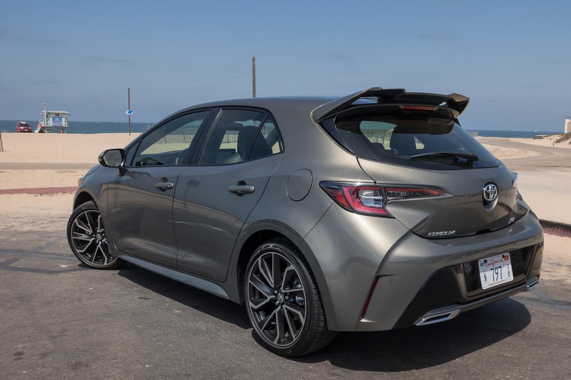 02-<a href=https://www.autopartmax.com/used-toyota-engines>toyota</a>-corolla-hatchback-2019-exterior--rear-angle--silver.jp
